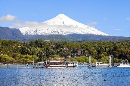 Lago Villarica con el volcán de mismo nombre al fondo
