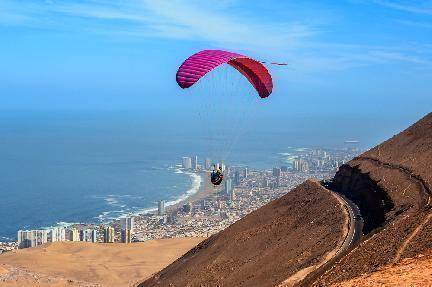 Parapente sobre la ciudad de Iquique en el desierto de Atacama