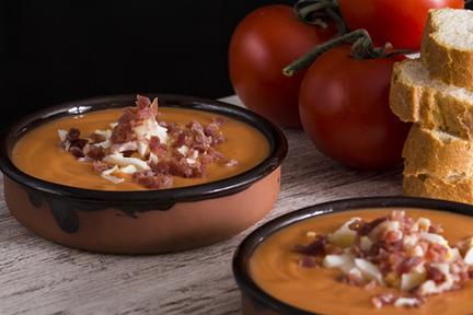 Plato de salmorejo típico de la gastronomía andaluza y de Córdoba
