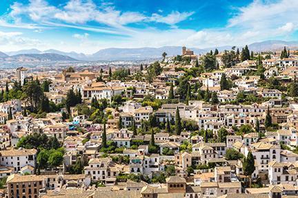 Panorámica del barrio del Albaicín salpicado por el verde de sus parques y jardines