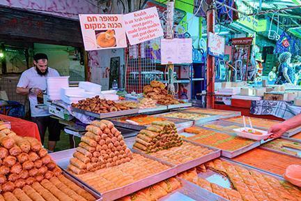 Puesto de venta de dulces en el mercado