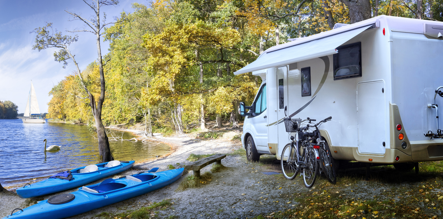 Autocaravana en medio de la naturaleza