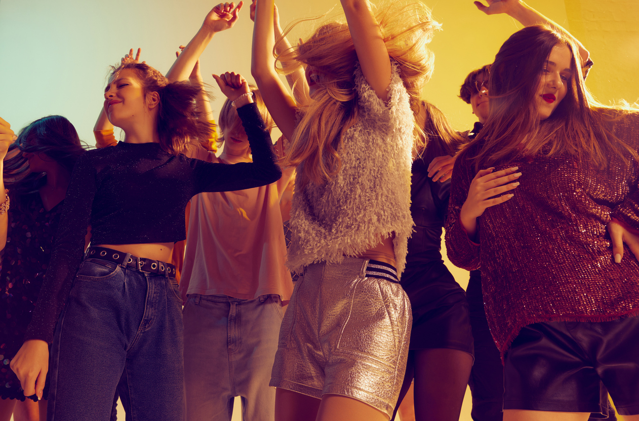 Jovenes disfrutando de bailar (© Istockphoto)