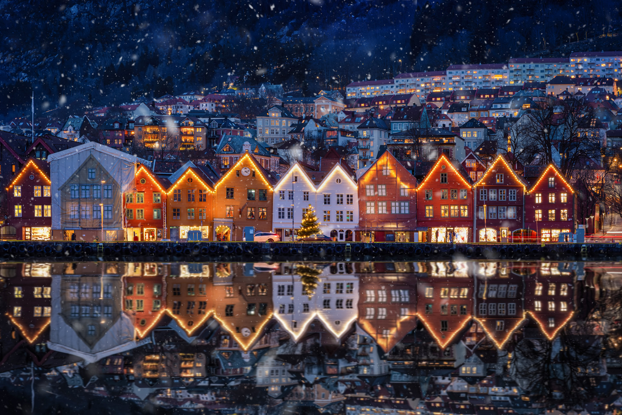 Iluminación navideña de la localidad de Bergen, Noruega (© iStockphoto)