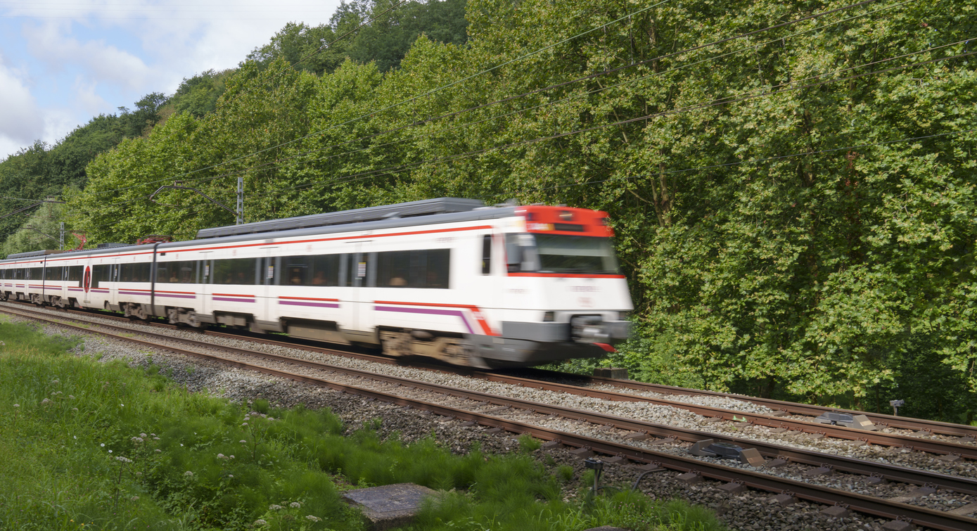 Tren de Cercanias Renfe circulando