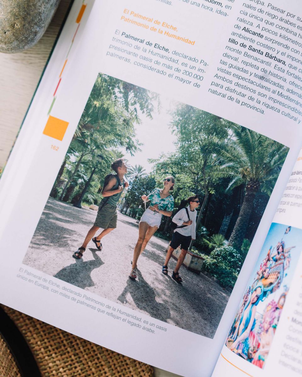 Página interior del libro "Escapadas en familia" de Anaya Touring