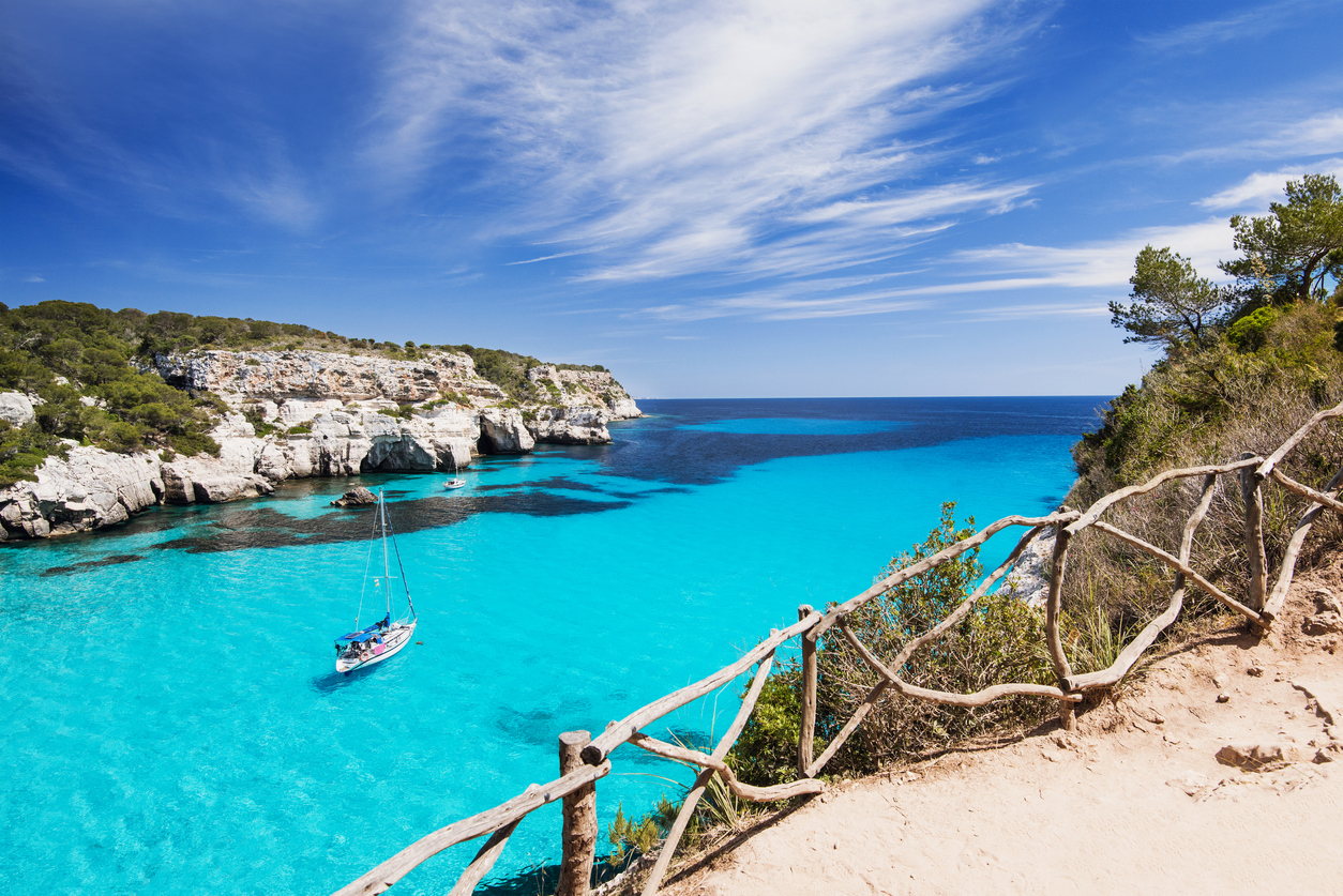 Bahía de aguas turquesas en Menorca, España