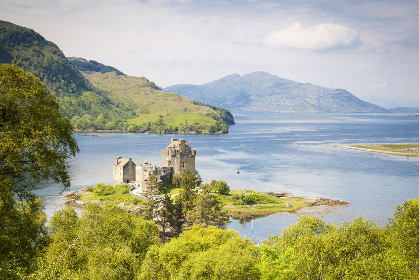 Castillo Eilean Donan a orillas del lago Duich en las Highlands