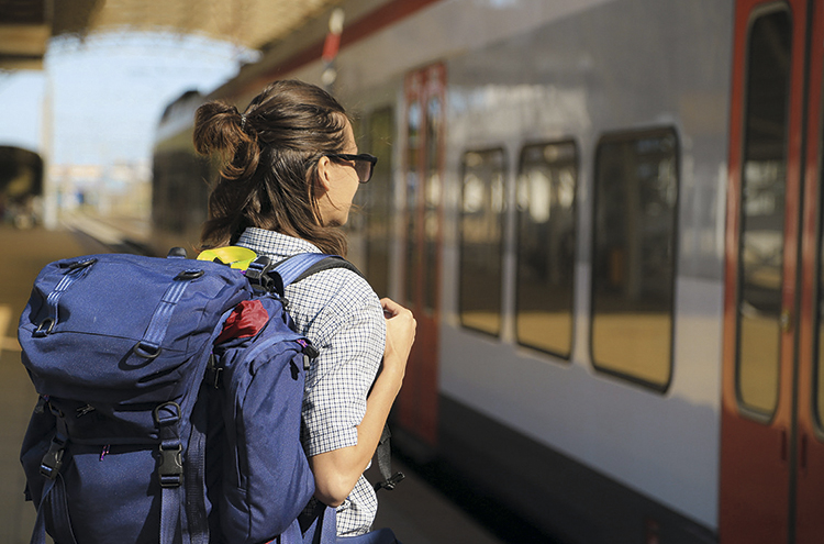 Mochilero tomando un nuevo tren para una nueva etapa del Interrrail