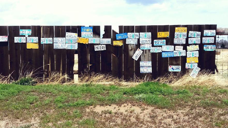 Valla de madera con matrículas
